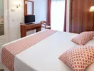 Pokój z łóżkiem w hotelu GHT Balmes