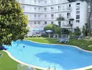 Basen z leżakami w hotelu GHT Balmes