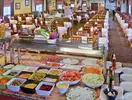 Bufet z jedzeniem w restauracji GHT Balmes