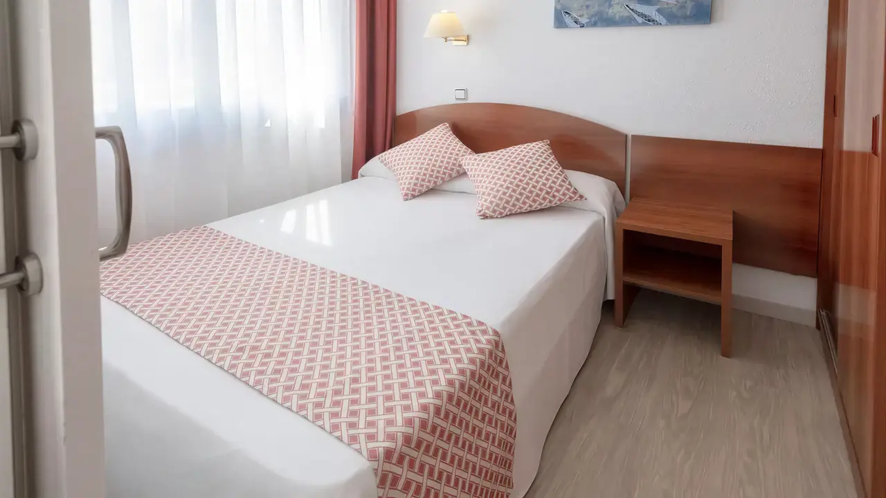 Pokój z łóżkiem w hotelu GHT Balmes