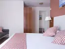 Wnętrze pokoju z łóżkiem w GHT Balmes