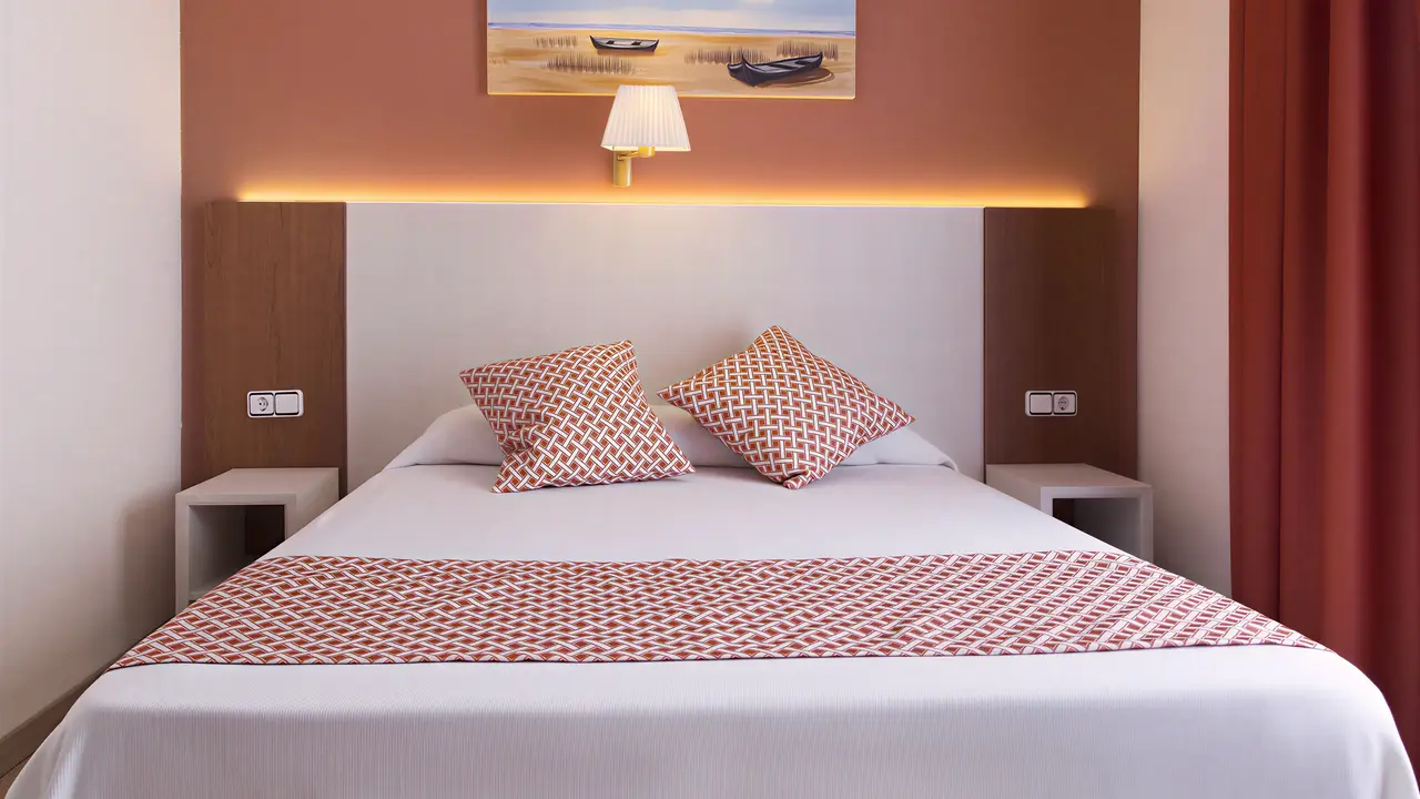 Łóżko w pokoju hotelowym w GHT Balmes