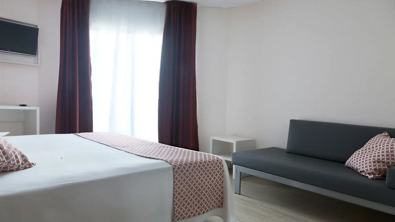Pokój z łóżkiem i sofą w GHT Balmes