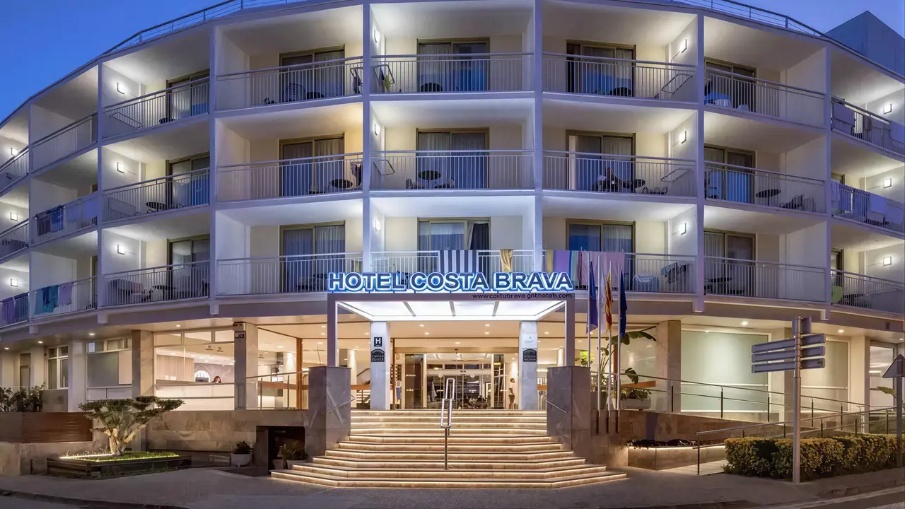 Elewacja i wejście do GHT Costa Brava