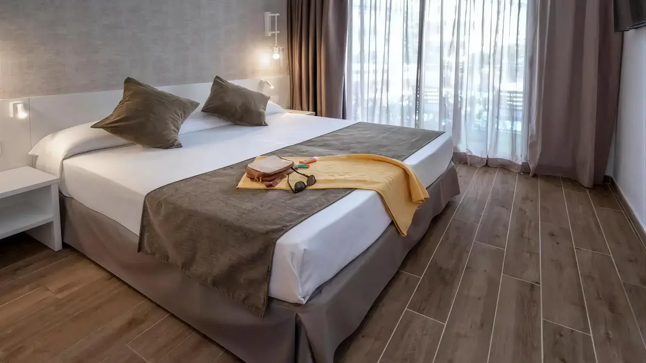 Sypialnia z dużym łóżkiem w GHT Costa Brava