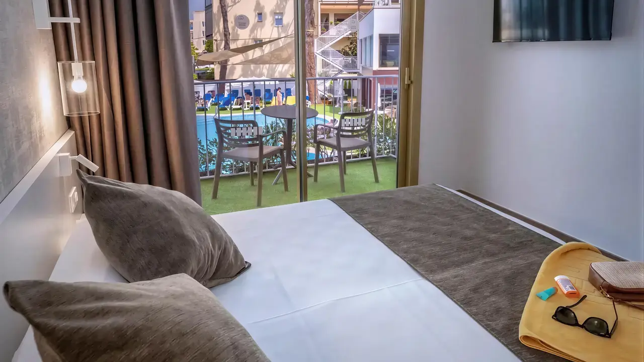 Pokój z widokiem na basen w GHT Costa Brava