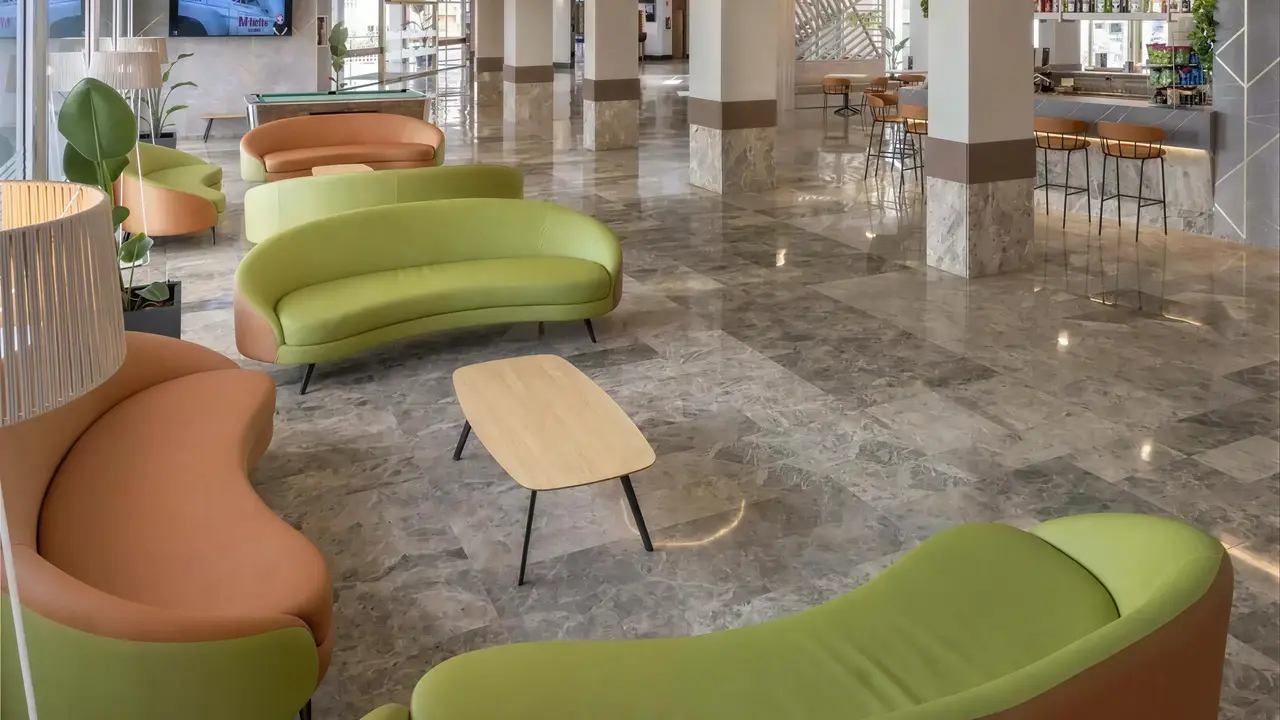 Nowoczesny lobby z kolorowymi sofami w GHT Costa Brava