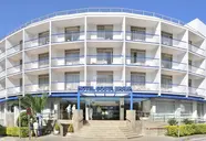 Elewacja budynku GHT Costa Brava z białymi balkonami