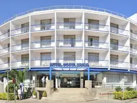 Elewacja budynku GHT Costa Brava z białymi balkonami