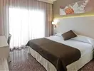 Wnętrze pokoju z łóżkiem w GHT Costa Brava