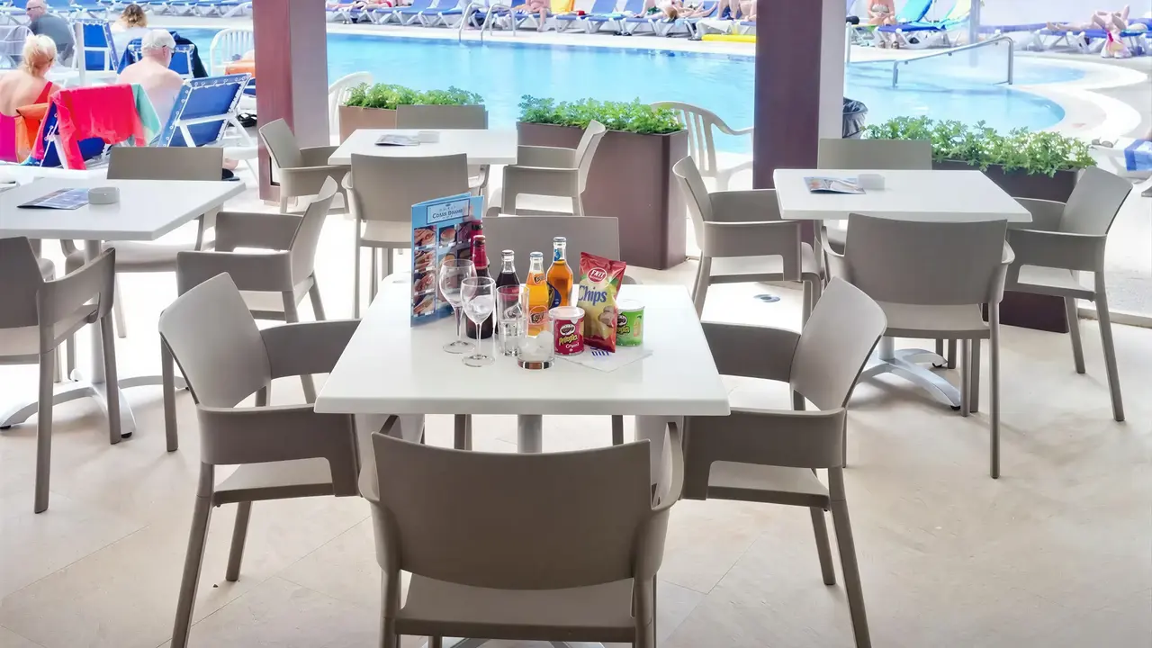 Stolik z przekąskami w GHT Costa Brava przy basenie