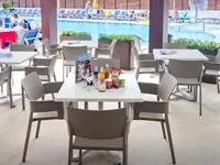 Stolik z przekąskami w GHT Costa Brava przy basenie