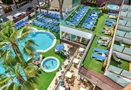 Widok na baseny i tarasy w GHT Costa Brava