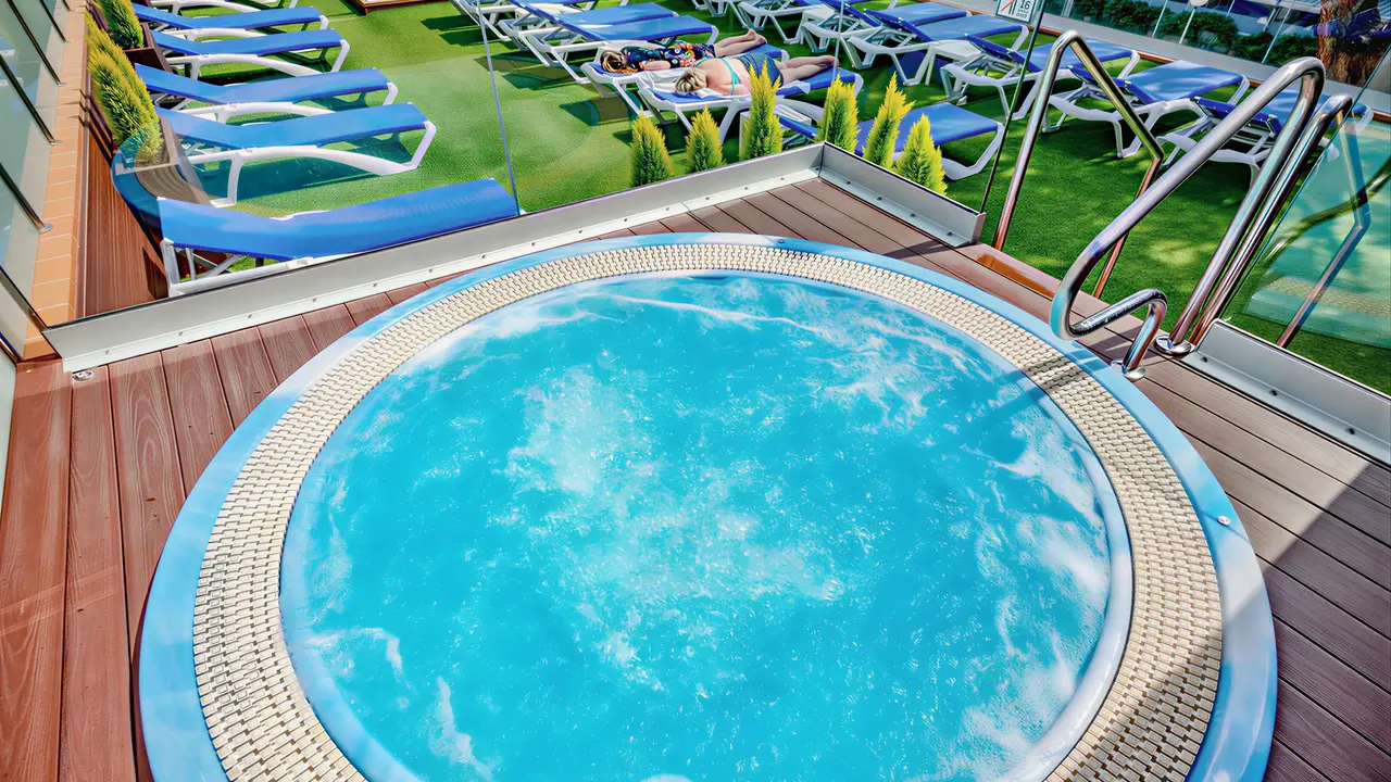 Jacuzzi w strefie relaksu GHT Costa Brava
