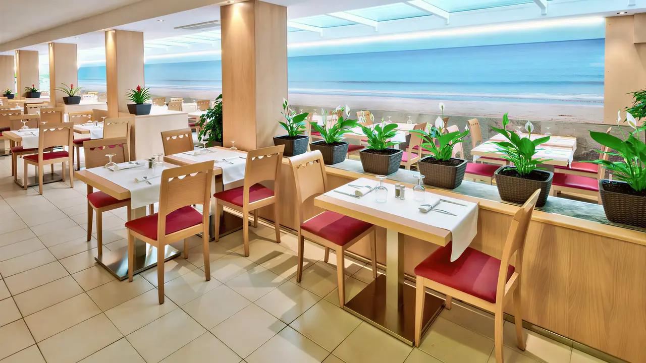 Restauracja z widokiem na morze w GHT Costa Brava