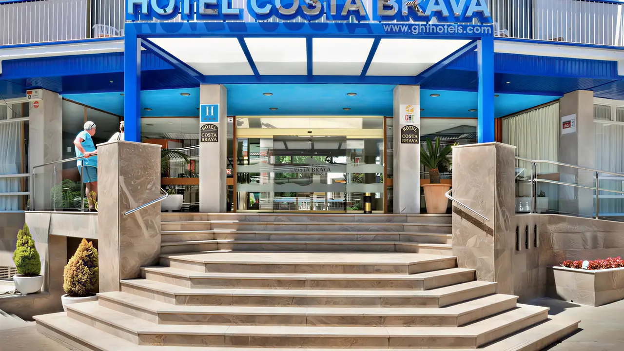 Wejście do budynku GHT Costa Brava
