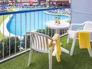 Balkon z widokiem na basen w GHT Costa Brava