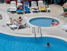 Basen i strefa wypoczynku w GHT Costa Brava
