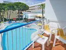 Balkon z widokiem na basen w GHT Costa Brava