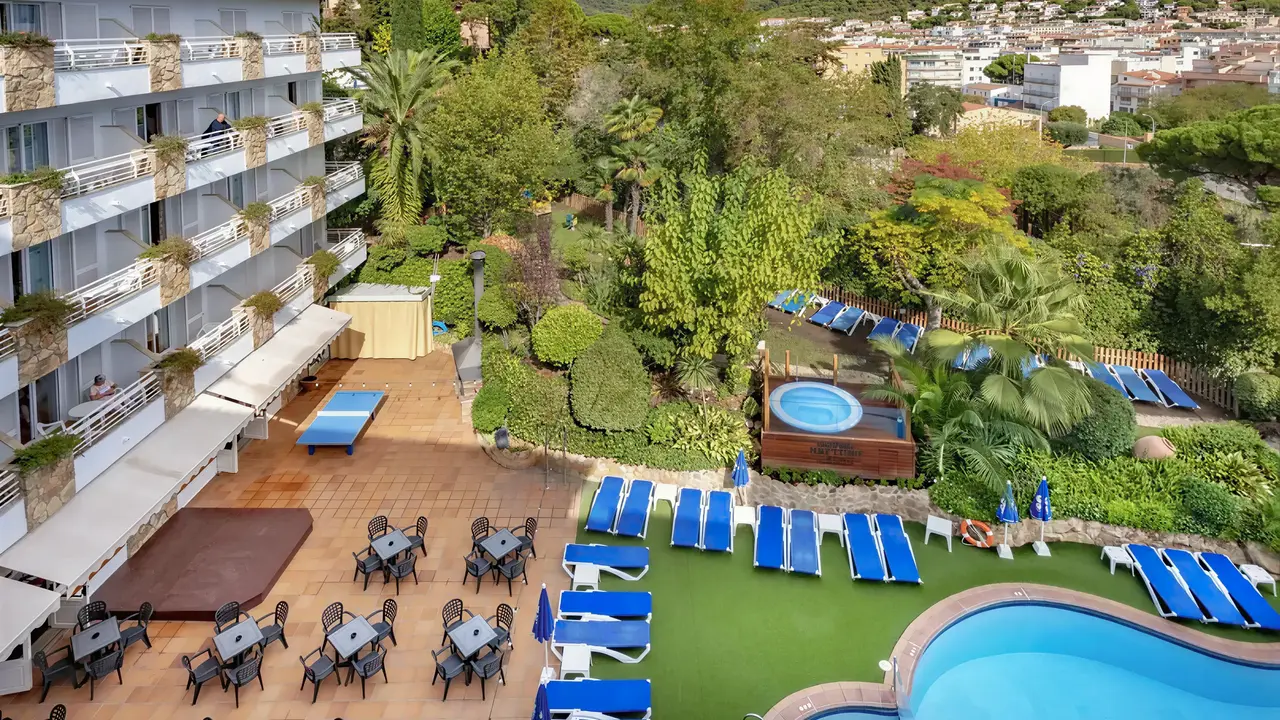 Widok na budynek i basen w GHT Neptuno (Tossa de Mar)