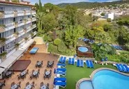 Widok na budynek i basen w GHT Neptuno (Tossa de Mar)