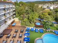 Widok na budynek i basen w GHT Neptuno (Tossa de Mar)