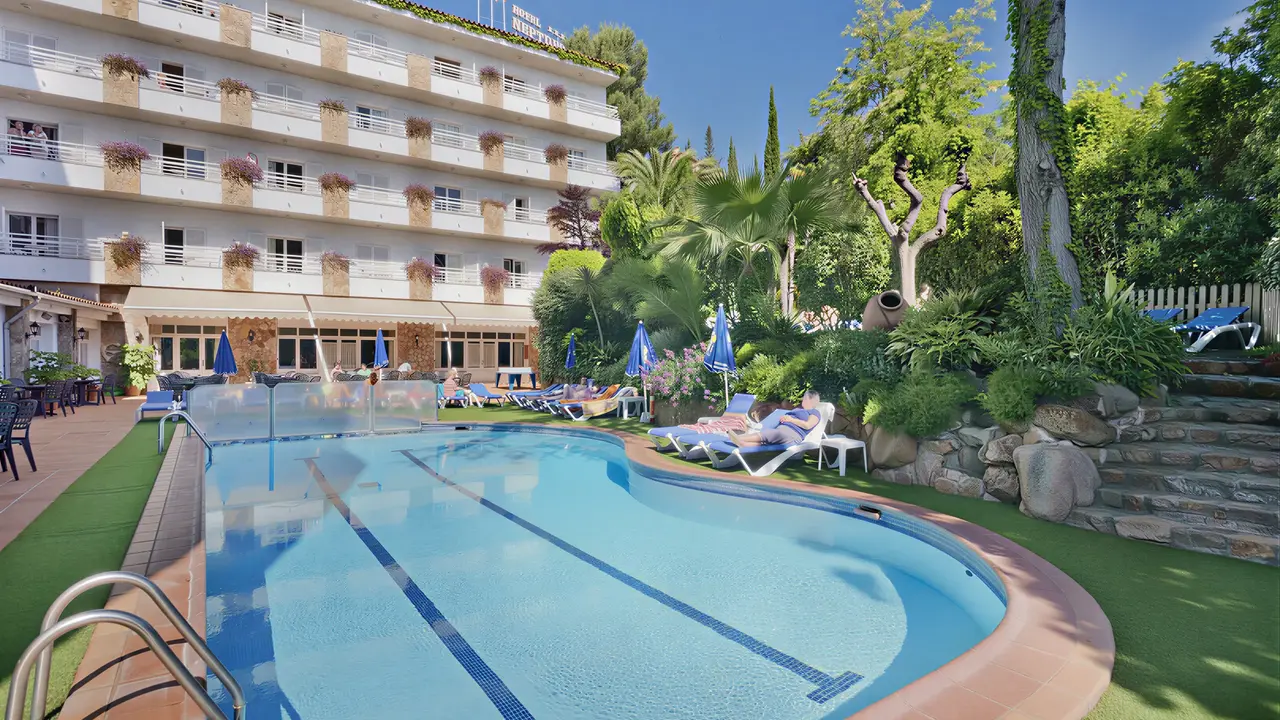 Basen z leżakami w hotelu GHT Neptuno (Tossa de Mar)