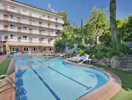 Basen z leżakami w hotelu GHT Neptuno (Tossa de Mar)