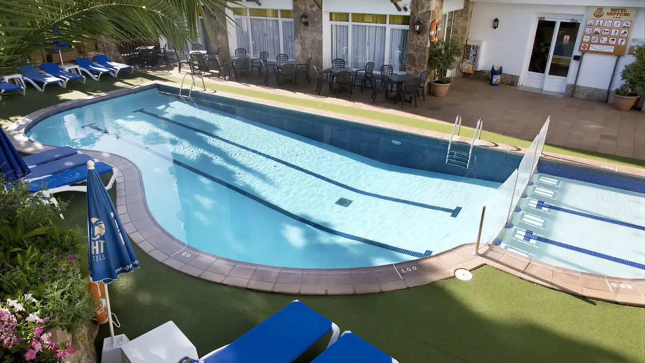 Basen z leżakami w hotelu GHT Neptuno (Tossa de Mar)