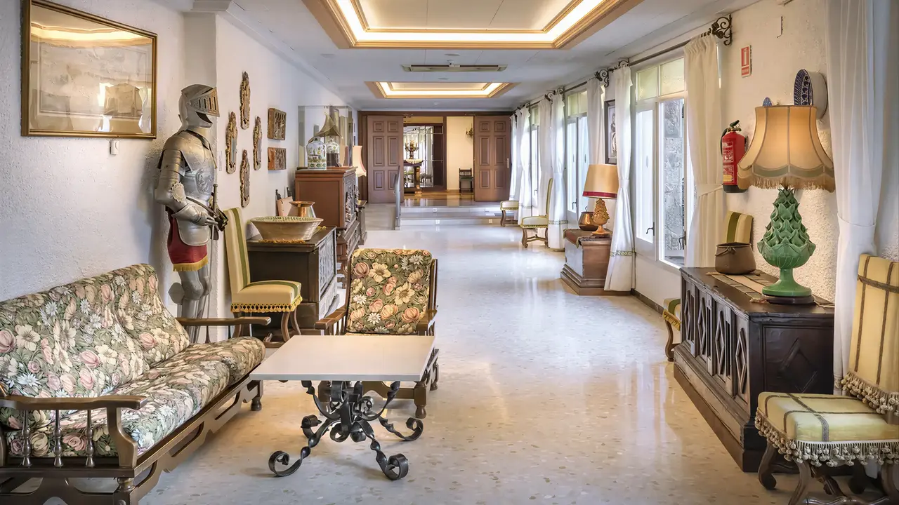 Wnętrze eleganckiego holu w GHT Neptuno (Tossa de Mar)