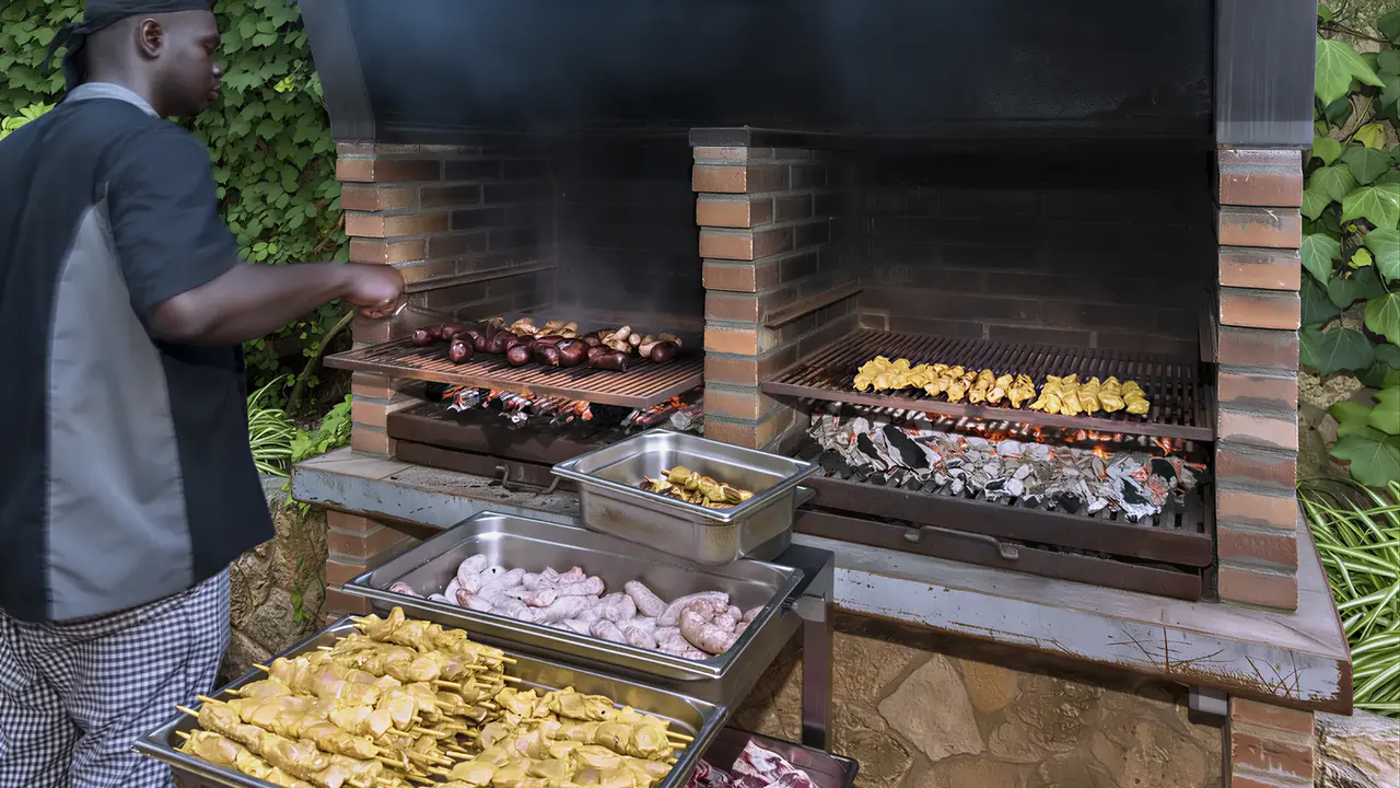 Grill z jedzeniem w GHT Neptuno (Tossa de Mar)