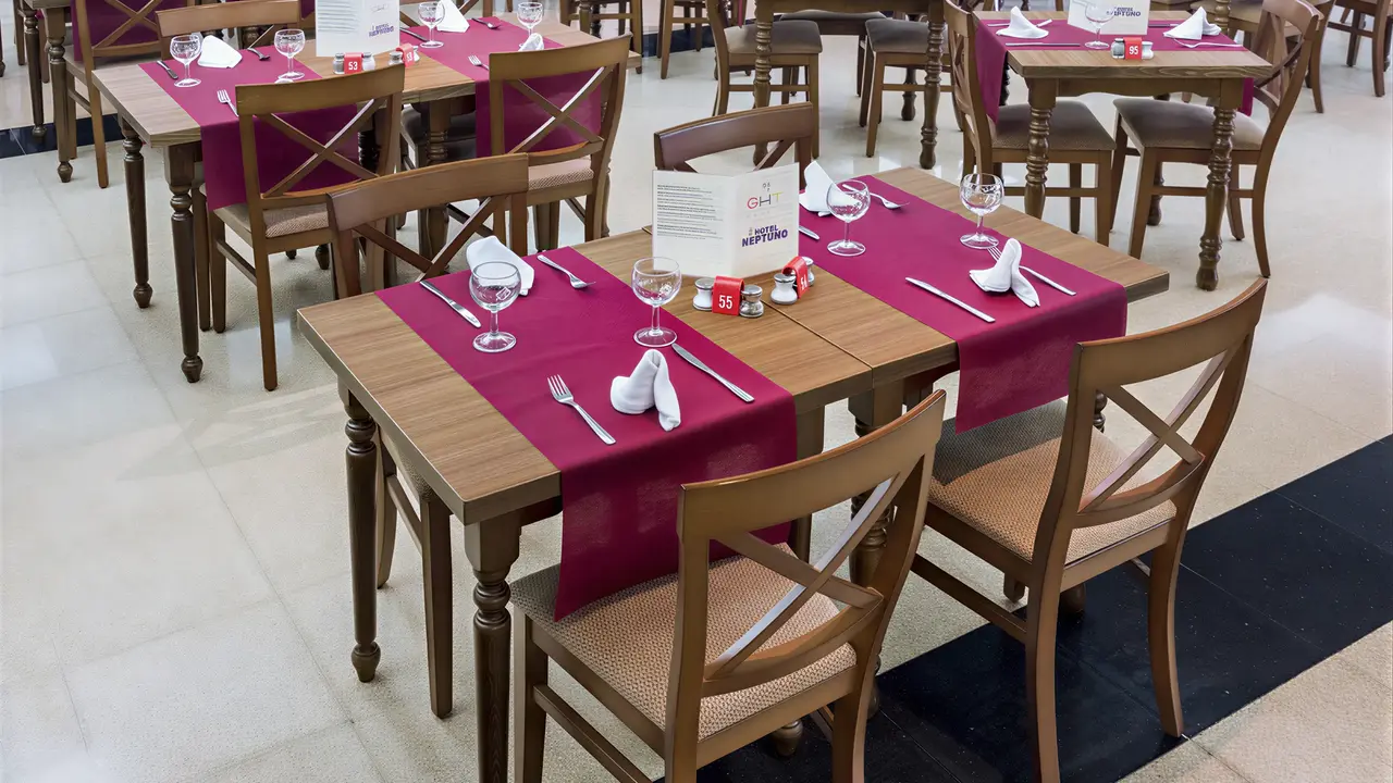 Nakryte stoły w restauracji GHT Neptuno (Tossa de Mar)