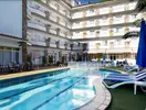 Basen z leżakami w hotelu GHT Neptuno (Tossa de Mar)