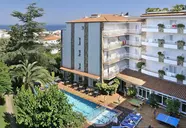 Widok na budynek i basen w GHT Neptuno (Tossa de Mar)