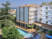 Widok na budynek i basen w GHT Neptuno (Tossa de Mar)