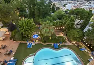 Widok na basen i tereny GHT Neptuno (Tossa de Mar)