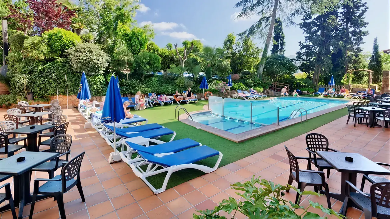Basen i leżaki w hotelu GHT Neptuno (Tossa de Mar)