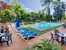 Basen i leżaki w hotelu GHT Neptuno (Tossa de Mar)