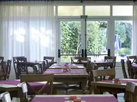Stoły w restauracji hotelu GHT Neptuno (Tossa de Mar)
