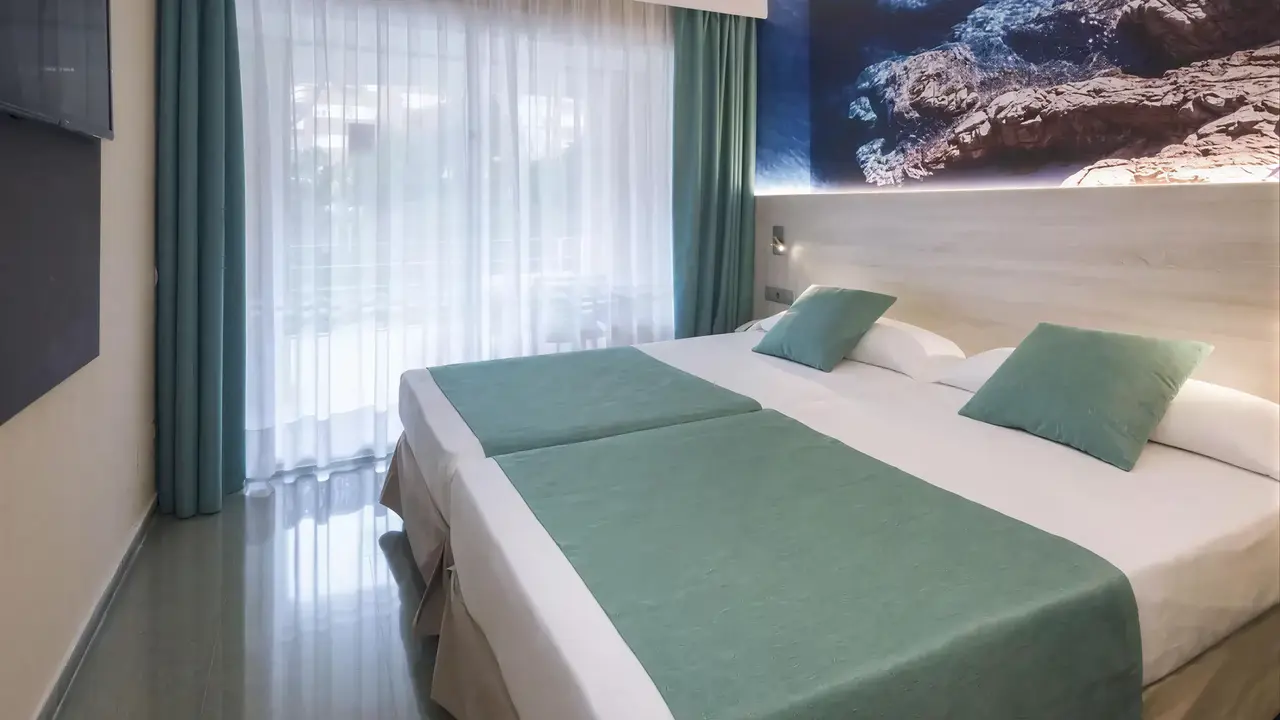 Pokój z łóżkami w GHT Oasis Park