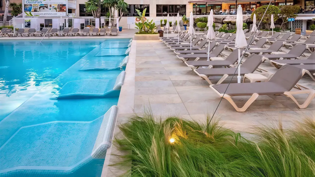 Basen i leżaki w hotelu GHT Oasis Park
