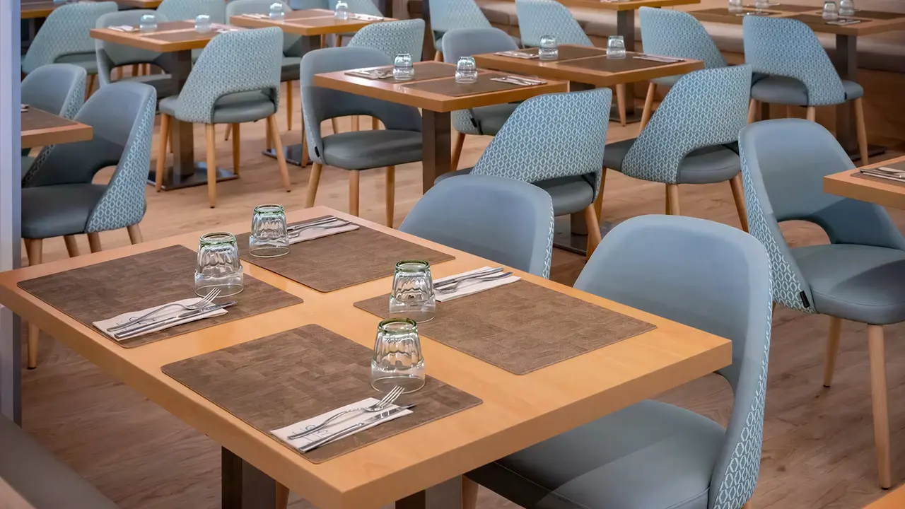 Restauracja w GHT Oasis Park z nakrytymi stołami