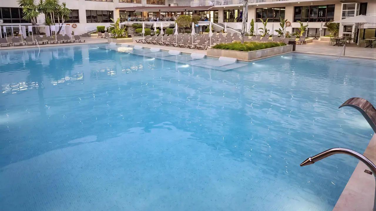 Basen w hotelu GHT Oasis Park