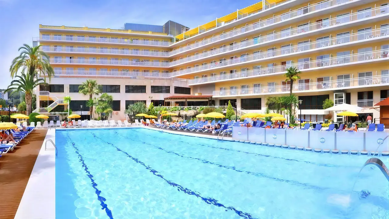 Basen z leżakami w hotelu GHT Oasis Park