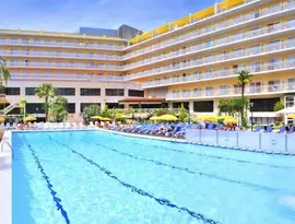 Basen z leżakami w hotelu GHT Oasis Park