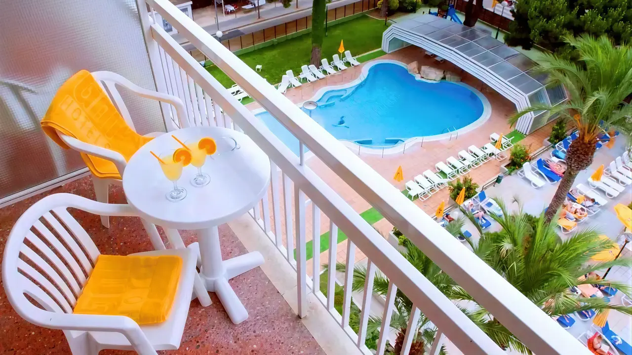 Balkon z widokiem na basen w GHT Oasis Park