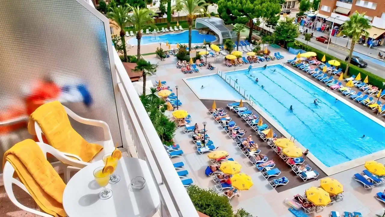 Balkon w GHT Oasis Park z widokiem na basen