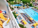 Balkon w GHT Oasis Park z widokiem na basen
