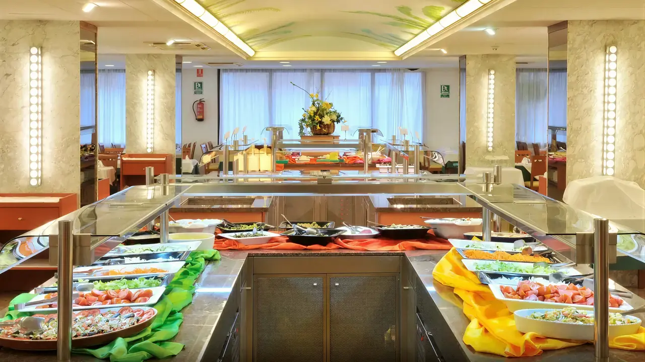 Bufet z jedzeniem w hotelu GHT Oasis Park