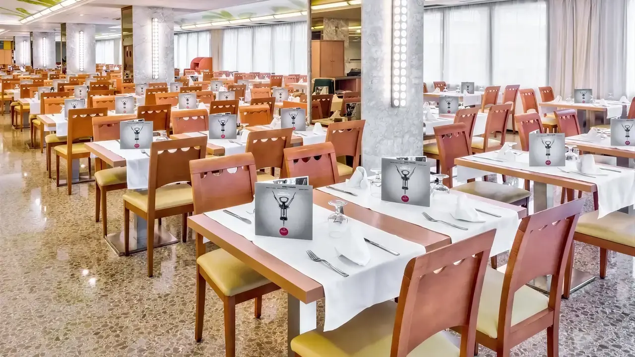 Restauracja w hotelu GHT Oasis Park z nakrytymi stołami